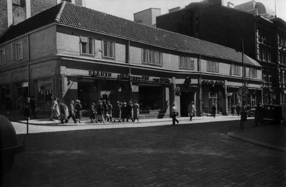 1951 jälk . Jalankulkijoita Elannon pikamyymälän edessä Kluuvikadulla.