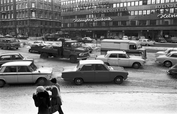 1970 n. . Mannerheimintie. Autoja ja jalankulkijoita talvella Mannerheimintiellä Aleksanterinkadun kulmassa.